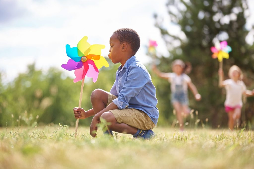 A Criança e o Mundo – Dois paradigmas sobre a infância e seu papel na&nbsp;sociedade.